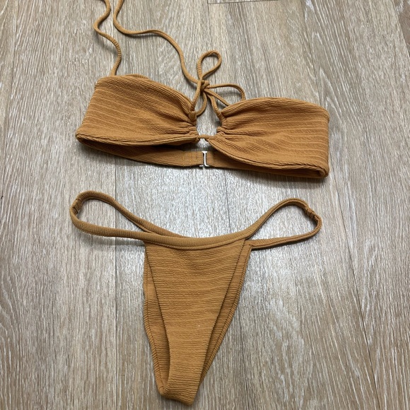 Bikini - Picture 1 of 2